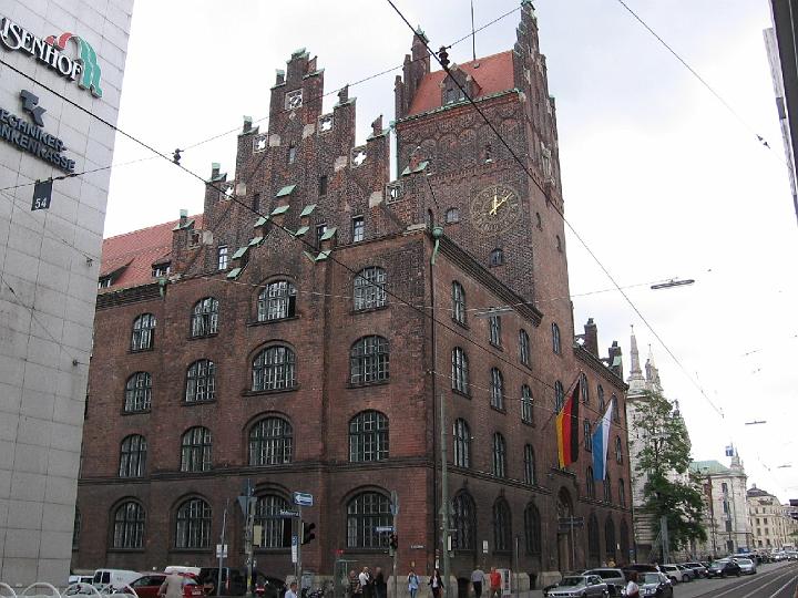 Muenchen 005.jpg - Der höchste Punkt der Stadt ist der Warnberg im Stadtteil Solln mit 579 m über NN, der tiefste Punkt liegt mit 482 m über NN im nördlichen Schwarzhölzl im Stadtteil Feldmoching.